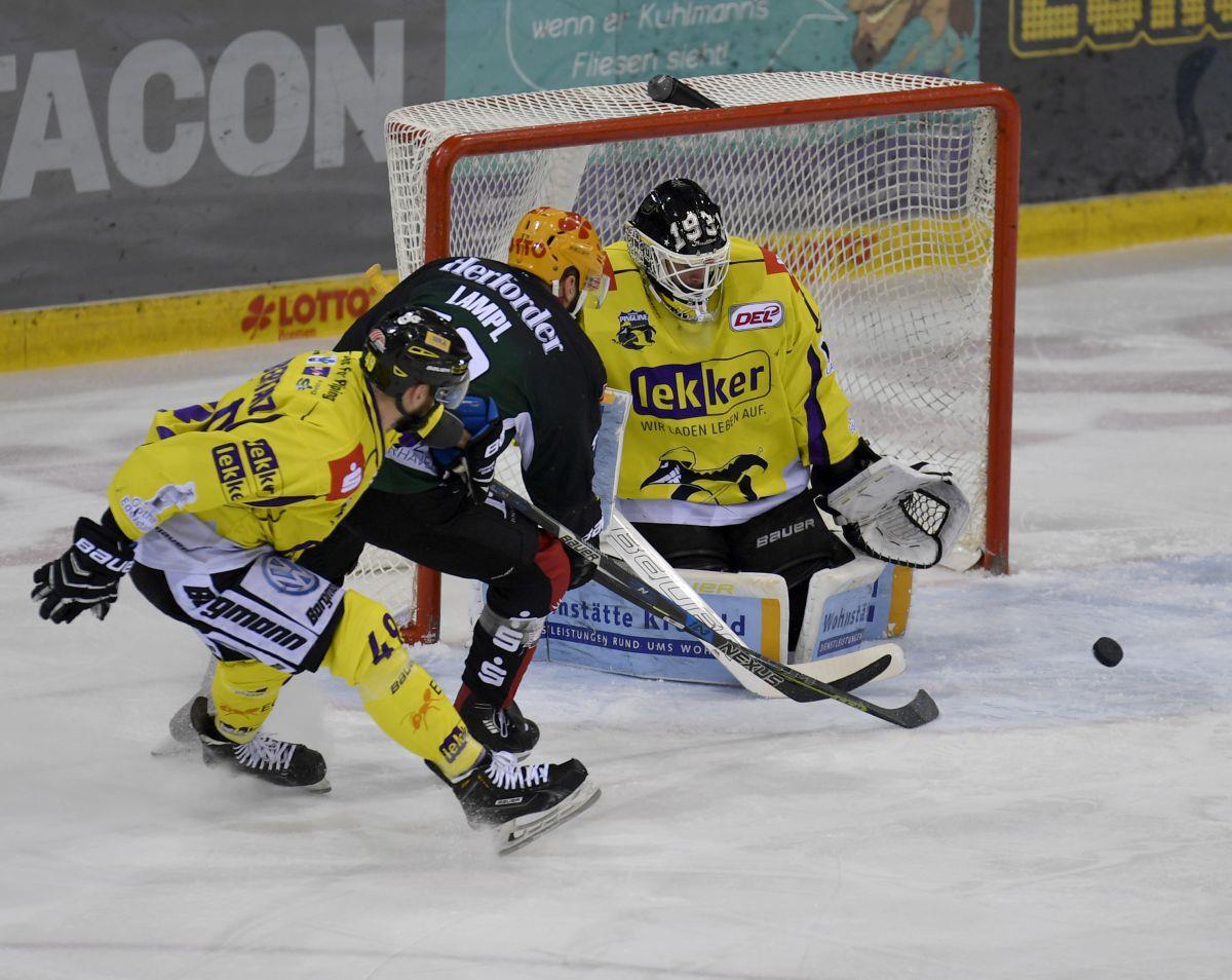 DEL-Eishockey mit den Fischtown Pinguins gegen die Krefelder Pinguine in der Eisarena. Foto Scheschonka