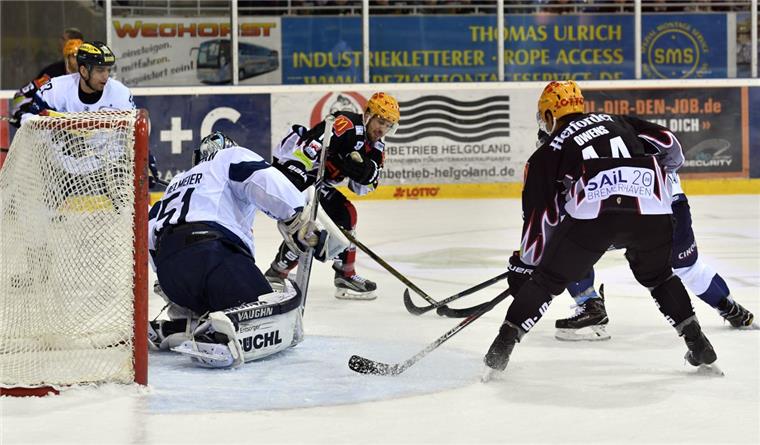 DEL-Eishockey mit den Fischtown Pinguins gegen ERC Ingolstadt. Cory Quirk. Foto Scheschonka