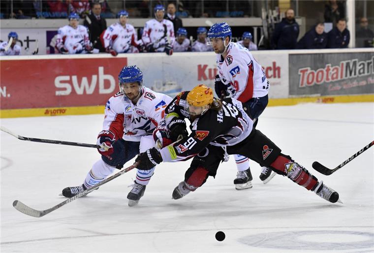 Tor-Festival ohne Happy-End DEL-Eishockey mit den Fischtown Pinguins und den Adlern aus Mannheim in der Eisarena. Rob Bordson gegen Sinan Akdag. Foto Scheschonka