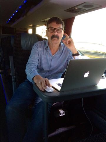 Delegationsleiter Alfred Prey ist auf der Busfahrt nach Amsterdam noch ein bisschen müde.
