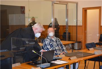 Dem Angeklagten (Mitte) wird vorgeworfen, im November 2021 einen 34-Jährigen erschossen zu haben.