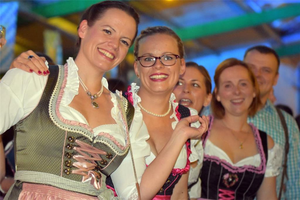 Dem Dirndl waren auch die Frisuren angepasst.