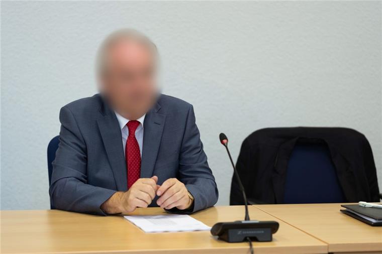 Dem ehemaligen Polizeichef von Wilhelmshaven wirft die Staatsanwaltschaft vor, seinen Dienstwagen zwischen Mai 2011 und März 2013 in 90 Fällen unberechtigt genutzt zu haben.