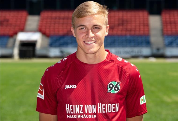 Dem mit dem Coronavirus infizierten Fußballprofi Timo Hübers (Hannover 96) geht es „den Umständen entsprechend“ gut.