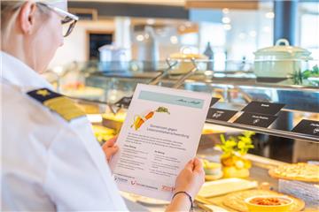 Dem nachhaltigen Umgang mit Lebensmitteln an Bord hat sich TUI Cruises verpflichtet. Hinweisschilder erklären den Passagieren, dass sie lieber mehrfach ans Buffet gehen sollen statt sich den Teller vollzuladen. 
