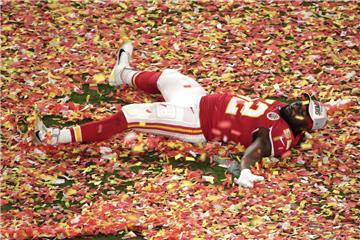 Demone Harris von den Kansas City Chiefs liegt nach dem Sieg im Konfetti. 