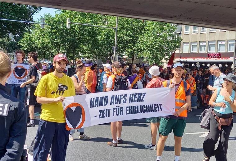 500 Unterstützer der Letzten Generation blockieren den Straßenverkehr vor dem Bremer Bahnhof.