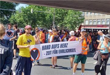 500 Unterstützer der Letzten Generation blockieren den Straßenverkehr vor dem Bremer Bahnhof.