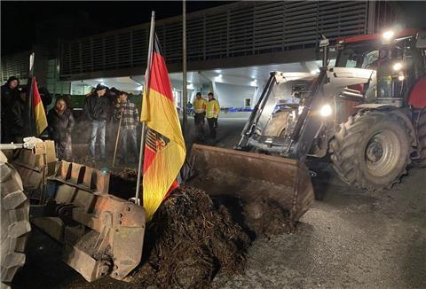 Demonstranten haben in der Nacht versucht, die Auslieferung der Zeitungen zu verhindern und eine Fuhre Mist abgekippt.