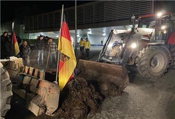 Demonstranten haben in der Nacht versucht, die Auslieferung der Zeitungen zu verhindern und eine Fuhre Mist abgekippt.