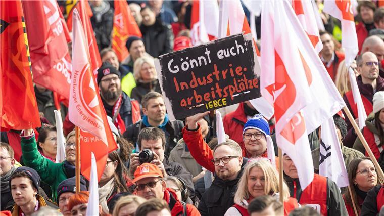 Tausende Industriebeschäftigte protestieren in Hannover Demonstranten nehmen am bundesweiten Aktionstag der IG Metall teil und stehen im Georgengarten.