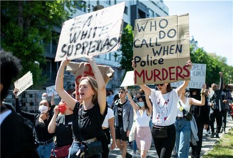 Demonstranten protestieren in Berlin-Kreuzberg nach dem gewaltsamen Tod des Afroamerikaners George Floyd durch einen weißen Polizisten in den USA gegen Rassismus und Polizeigewalt. 