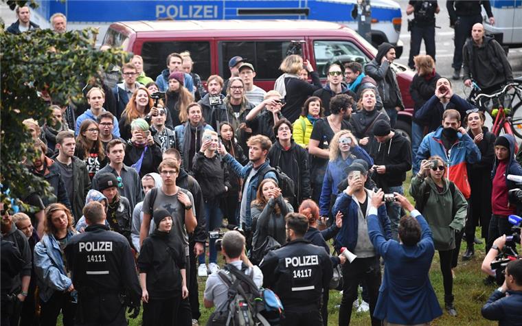 Merkel trotz Klatsche vorn - SPD auf Rekordtief - AfD triumphiert Demonstranten protestieren vor einer Wahlparty der AfD in Berlin. Nicht jeder freut sich über den Erfolg der rechtsnationalen Partei.