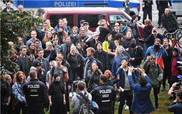 Demonstranten protestieren vor einer Wahlparty der AfD in Berlin. Nicht jeder freut sich über den Erfolg der rechtsnationalen Partei. 