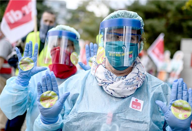 Demonstranten fordern mehr Gehalt im öffentlichen Dienst. 