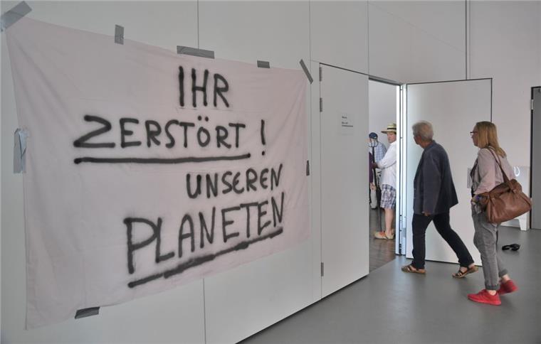 Demonstration am Rande des Bauausschusses.