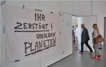 Demonstration am Rande des Bauausschusses.