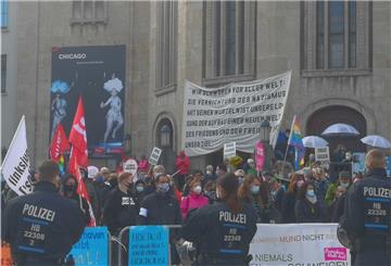 Demonstration gegen Rechts in Bremerhaven vor dem Theater.