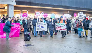 Demonstration in der Fußgängerzone  mit dem Aktionsbündnis gegen rechts, „Bremerhaven bleibt bunt!“ sowie der Bewegung "Omas gegen Rechts", das zur Kundgebung gegen die Initiative "Fridays gegen Altersarmut" aufgerufen hat. Im Bild: Die Demonstranten des Aktionsbündnis und Omas gegen Rechts versammeln sich zur Kundgebung vor Karstadt. 