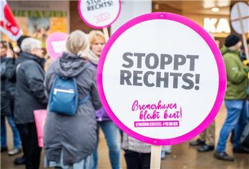Demonstration in der Fußgängerzone mit dem Aktionsbündnis gegen rechts, „Bremerhaven bleibt bunt!“ sowie der Bewegung "Omas gegen Rechts", das zur Kundgebung gegen die Initiative "Fridays gegen Altersarmut" aufgerufen hat. Im Bild: Die Demonstranten des Aktionsbündnis und Omas gegen Rechts versammeln sich zur Kundgebung vor Karstadt. Foto: Hartmann