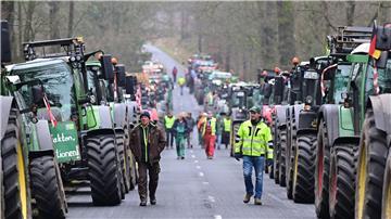 Demonstrierende Landwirte blockieren eine Zufahrt zum Rüstungskonzern Rheinmetall.