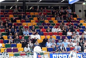 Den 113:57-Kantersieg gegen Ehingen wollten am Dienstagabend nur 595 Zuschauer sehen. Vielleicht war es wegen der Corona-Krise das letzte Eisbären-Heimspiel in dieser Saison.