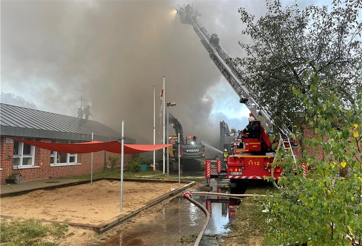 Feuer in der DRK-Kita: Zeugen gesucht Den am Sonntag entstandenen Sachschaden schätzt die Polizei auf rund zwei Millionen Euro: Die DRK-Kita in Zeven wurde von dem Feuer völlig zerstört.