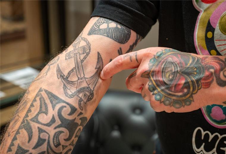 Den Anker durfte sich ursprünglich nur stechen lassen, wer den Atlantik überquert hat. Mittlerweile ist er eines der beliebtesten Motive unter den Tattoo-Enthusiasten.