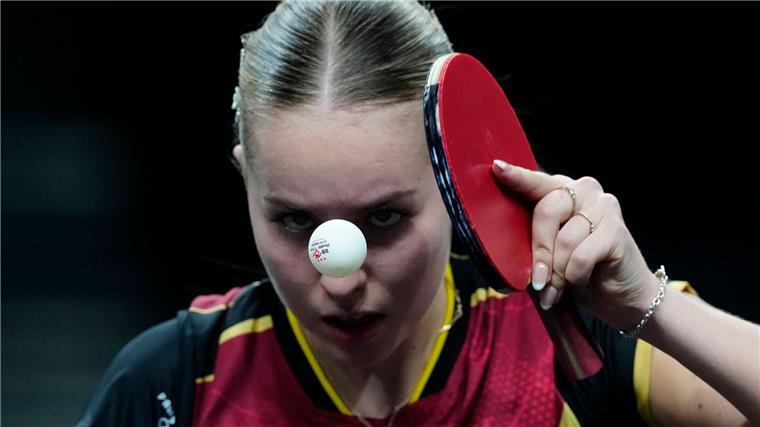 Den Ball immer im Blick: Tischtennisspielerin Annett Kaufmann.