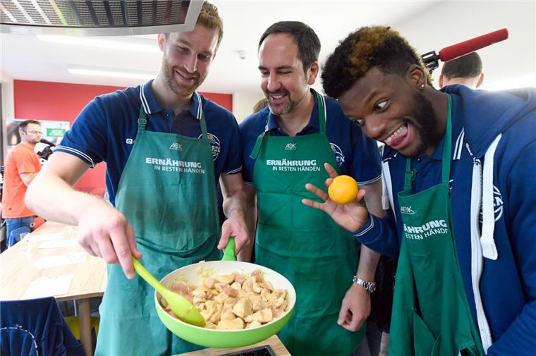 Den Eisbären Bremerhaven machte das gesunde Kochen sichtlich Freude (von links): Evan Smotrycz, Trainer Sebastian Machowski und Quincy Diggs.