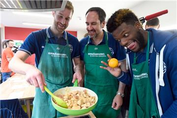 Den Eisbären Bremerhaven machte das gesunde Kochen sichtlich Freude (von links): Evan Smotrycz, Trainer Sebastian Machowski und Quincy Diggs.
