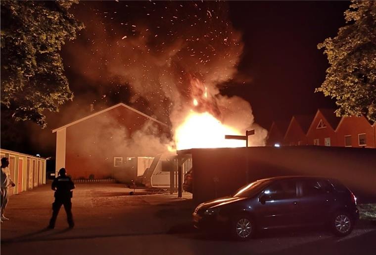 In Rotenburg brennen Autos Den Feuerwehrleuten gelang es, ein Übergreifen der Flammen auf die angegrenzenden Wohnhäuser zu verhindern.