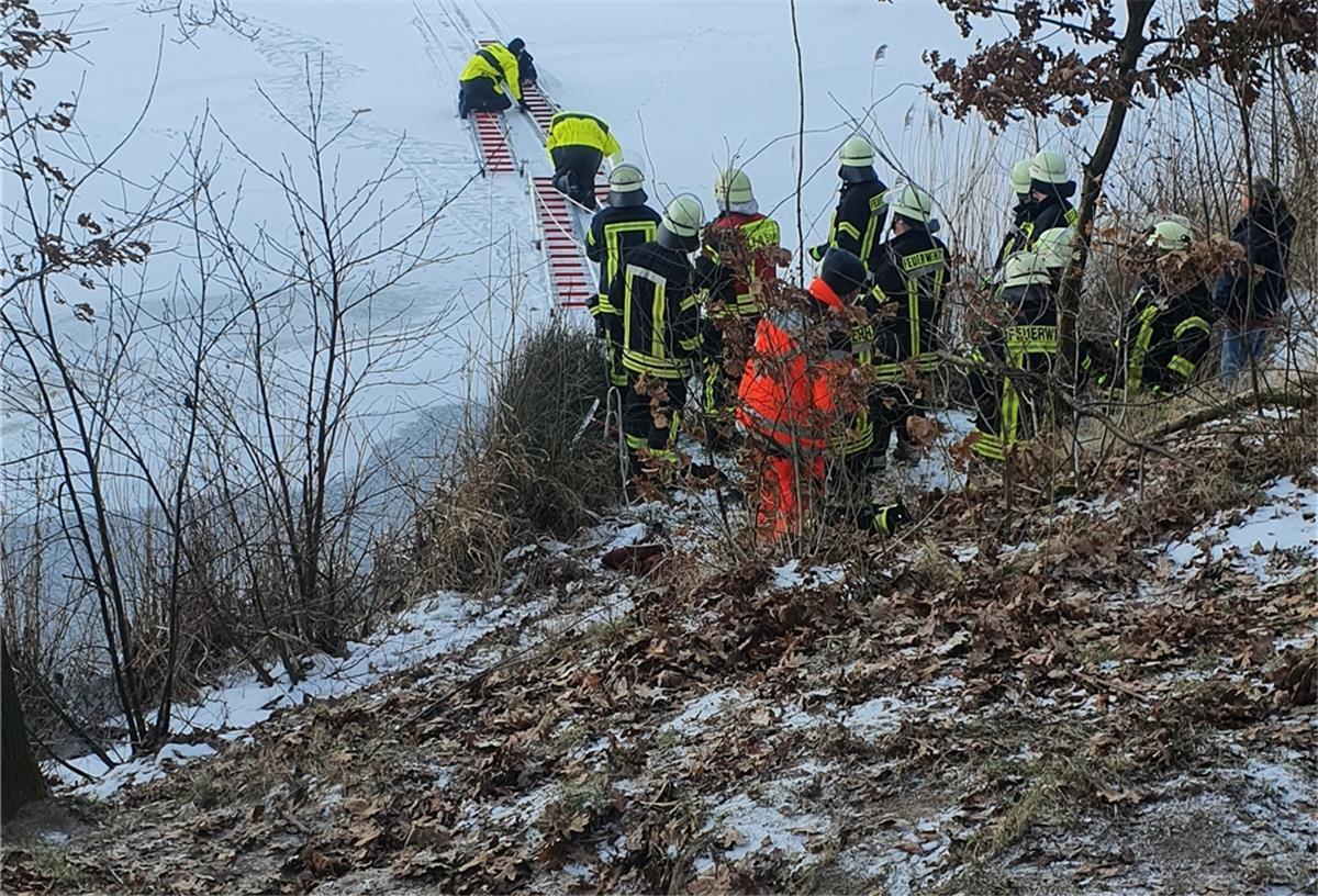 Den Feuerwehrleuten gelingt es, das Kind vom brüchigen Eis zu retten.