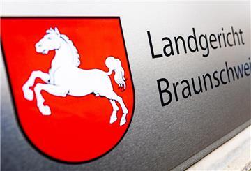 Der Schriftzug «Landgericht Braunschweig» ist neben dem Niedersachsen-Wappen auf einem Schild am Landgericht Braunschweig zu lesen.