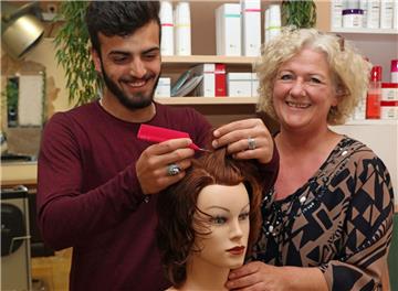 Den Friseuren geht der Nachwuchs aus. Innungsobermeisterin Michaela Fischer setzt derzeit auf Rahad Sahdi, einem Flüchtling aus dem Irak, den sie gern als Lehrling annehmen würde. 