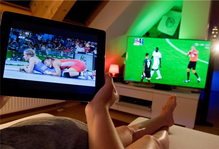 EM: Digitale Alternativen zum Public Viewing Den Frust oder die Freunde über die Leistung der Nationalmannschaft können Fußballfans bei bevorstehenden EM vor allem online teilen. Viele Medien bieten sogenannte digitale Second Screen-Optionen an. Public Viewing wie in den letzten Jahren geht aufgrund der Corona-Pandemie noch nicht.