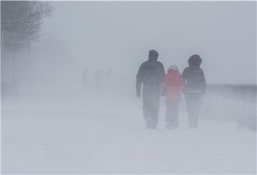 Den ganzen Sonntag hindurch soll es schneien, der Wind kann stürmisch wehen. Dabei können sich Schneeverwehungen auftürmen - aber das Chaos bleibt wohl aus, sind sich die Meteorologen einig.