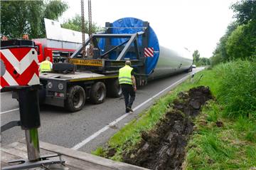 Den Helfern gelingt es, den Schwertransport wieder auf die Straße zu heben.