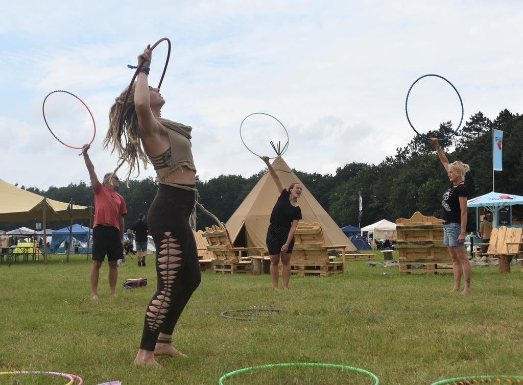 Den Hula-Hoop-Reifen zu schwingen, lernen Festivalbesucher beim Workshop-Zelt. D...