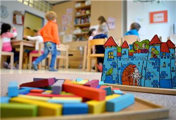 Spielzeug liegt in einer Kindertagesstätte auf dem Boden