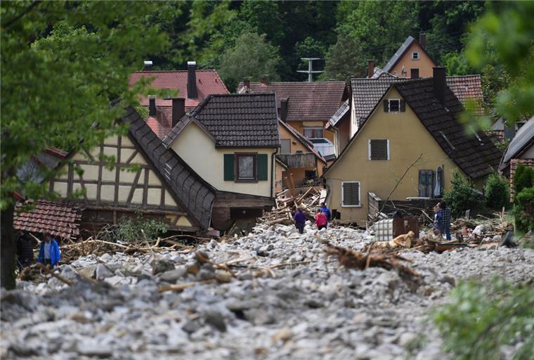 Den kleinen Ort Braunsbach in Baden-Württemberg hat das Tief "Elvira" besonders stark getroffen. Auch andernorts tobten heftige Unwetter,  vier Menschen starben.  