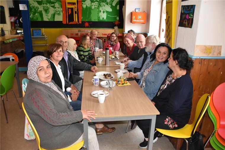 Den Kuchen bringen die Gäste selbst zum Nachbarschaftscafé mit – so kann jeder für kleines Geld einen netten Nachmittag verbringen.