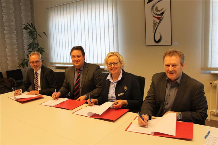 Den neuen Vertrag zum Betrieb der Linie 408 unterzeichneten am Mittwoch (von links) Hans Kemmeries (Landkreis Wesermarsch), Andreas Jung (VBW), Bürgermeisterin Ina Korter und Reiner Bick (ZVBN).