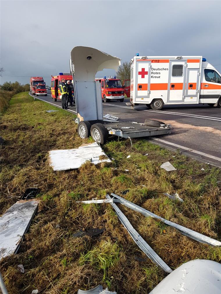 B437: Ein Schwerverletzter bei Unfall vor Wesertunnel Den Pferdeanhänger hat es beim Unfall komplett zerrissen.