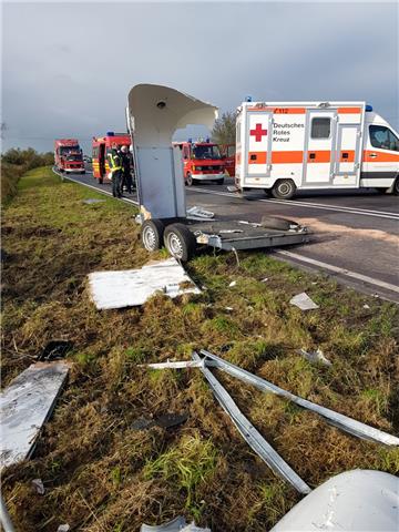 Den Pferdeanhänger hat es beim Unfall komplett zerrissen.