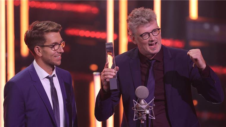 „Radio-Oscars“ in Hamburg verliehen Den Preis für die beste Reportage nahmen Steen Lorenzen (r) und Stephan Ziegert für ihren siebenteiligen Radiopodcast „Teurer Wohnen“ mit nach Hause.