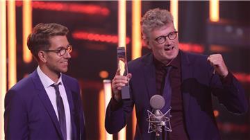 Den Preis für die beste Reportage nahmen Steen Lorenzen (r) und Stephan Ziegert für ihren siebenteiligen Radiopodcast „Teurer Wohnen“ mit nach Hause.