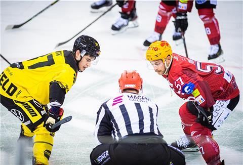 Colin Smith (links) und Bremerhavens Alex Friesen sind beim Anspiel absolut fokussiert. 