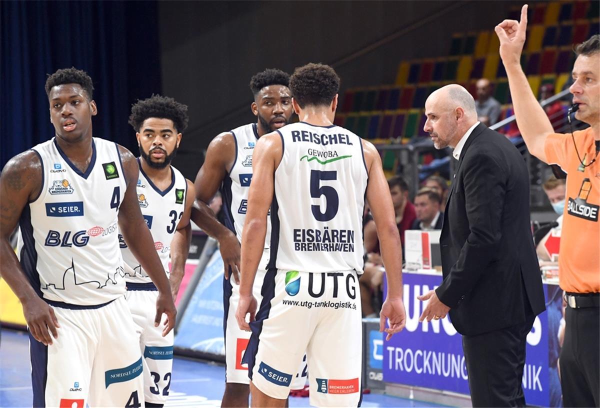 Den Saisonstart haben die Eisbären mit (von links) Armani Moore, Carrington Love, DJ Laster, Jarelle Reischel und Coach Michael Mai in den Sand gesetzt.