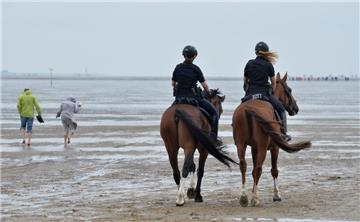 Den Schutz des Nationalparks, Hinweise zur Flut und Hilfe bei Problemen mit Urlauberpferden – hatten die zwei Polizisten der Reiterstaffel Hannover bei ihren achtwöchigen Sommereinsätzen in Cuxhaven unter anderem im Blick.
